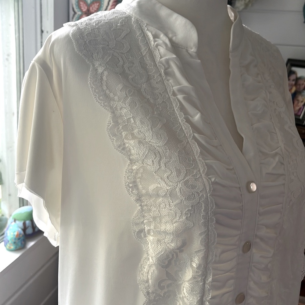 Denver Hayes Size XL Ivory colored blouse with lace/button detailing, like new! - Picture 4 of 13